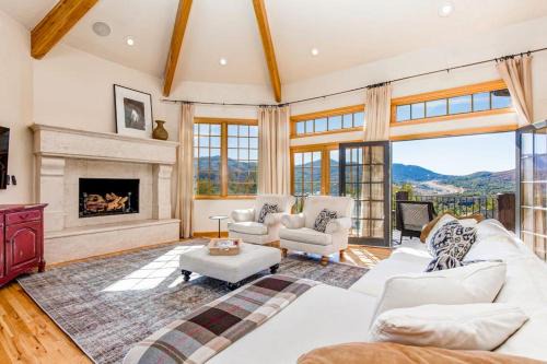 Serene and Spacious 5BR with Gorgeous Views Hot Tub
