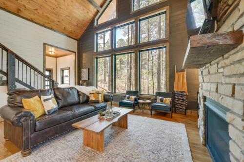 Serene Broken Bow Cabin w/Hot Tub & Fire Pit!