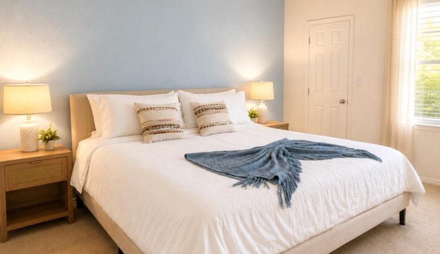 Serene Cozy 2BR WORKERfriendly, Pool I Gym I KINGbed