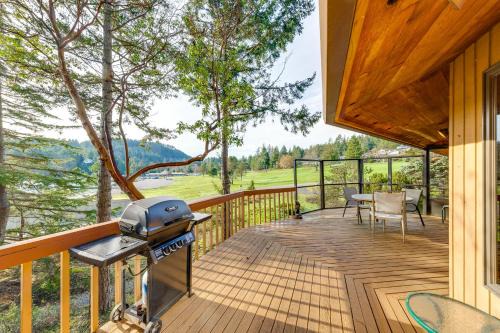 Serene La Conner Retreat w/Fireplace & Deck!