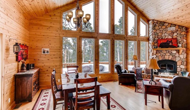 Serene Mountain Cabin Nestled Amongst the Pines - Alpenhaus