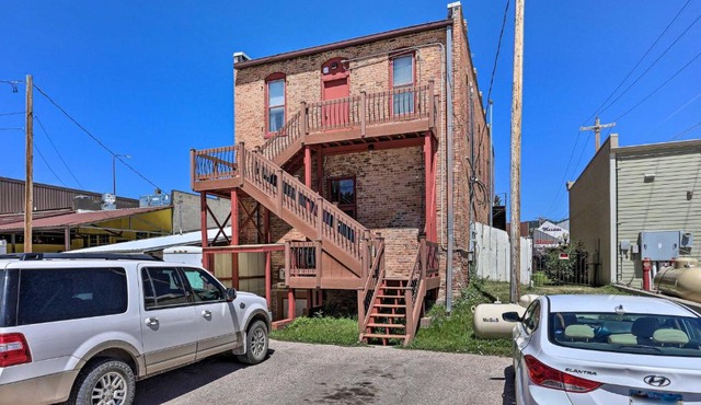 Shop, Hike & Explore! Historic Dtwn Custer Apt