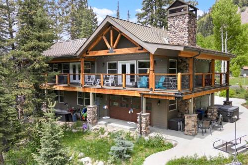 Silver Fork Chalet includes Hot Tub and 18 Beds