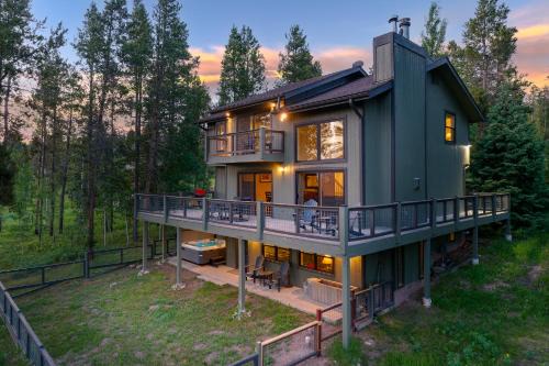 Silver Lining Lodge I Amazing Views I Hot Tub I Sauna I Activity Program