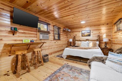 Silver Pine Haven- South Dakota Log House Stay