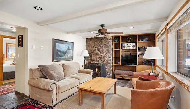 Silverglo Condominiums Unit 105, Cozy Condo Walking Distance to Town with Access to a Pool