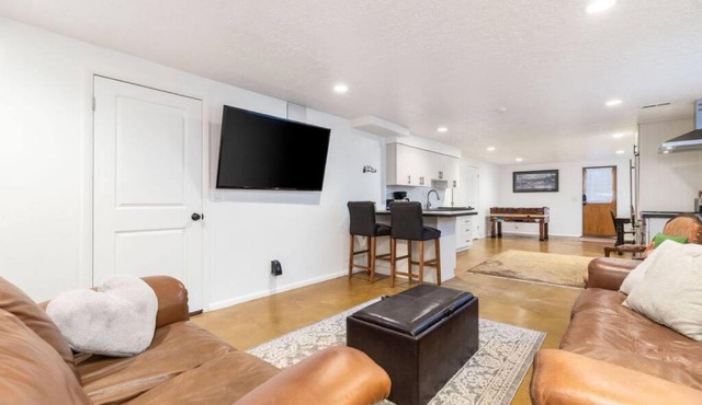 Ski Bum Chalet Close to Resorts