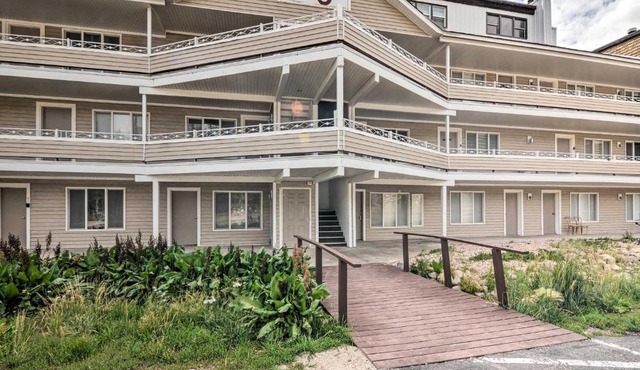 Ski-In and Ski-Out Brian Head Condo with Mtn Views!