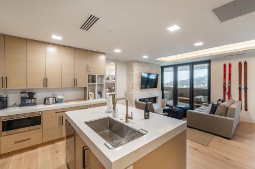 Ski in Ski Out Luxury at Empire Residences, PRIVATE HOT TUB, Onsite Ski Beach and Firepits