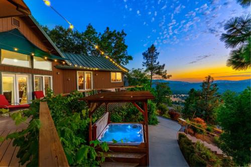 Skyline Lodge- amazing views w/spa/game room