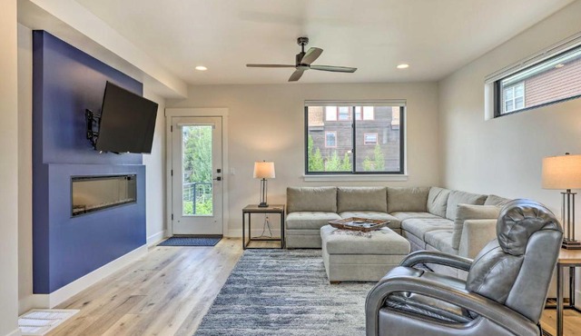 Sleek Fraser Townhome < 8 Mi to Winter Park!