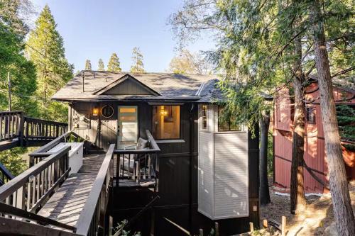 Sleeps 10 Cozy Modern Cabin 4 bedroom 3 bath 2400 sq ft 3 story Updated Quiet cabin