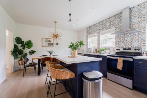 Sleeps 12 3 Kitchen Walk to Link Light Rail