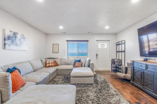 Sleeps 22, Sports Court, Hot Tub, Ideal Beach Access