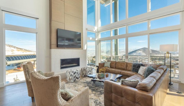 Slopeside Luxury at Apex, Ski-in/out, 4 King Suites, Private Hot Tub, Clubhouse with Pool and Gym