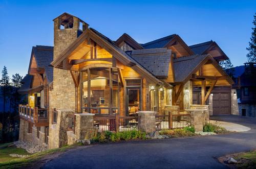 Slopeside Manor, Magnificent Custom Home, Great Amenities