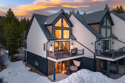 Slopeside Villa 125 I Private Hot Tub I Ski Views I Activity Program