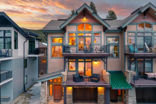 Slopeside Villa 126 Next To WP Resort I Steam Shower I Great Views I Private Hot Tub I Activity Program
