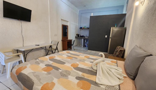 Small studio APT 5min to DT!