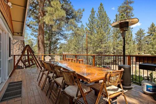 Snowcrest Lodge: Family Game Retreat, Hot Tub & EV