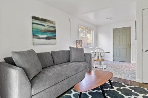 Snug Spot 68 - Close to Downtown & Autzen studio
