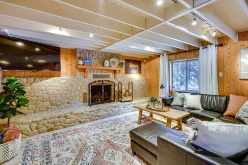 Solitude Mountain Cabin: Creek-Side View & Hot Tub