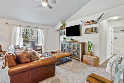 Southwestern Style 4 Bedroom Nampa Home Sleeps 16!