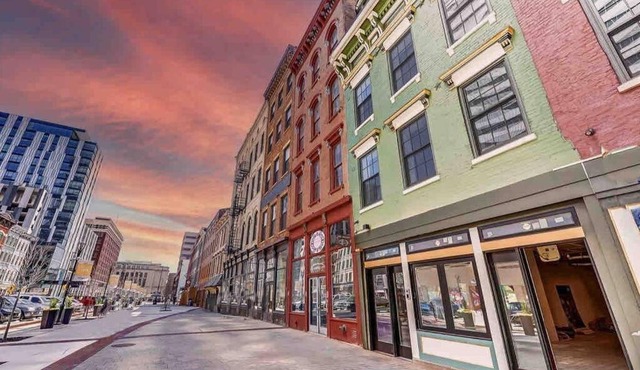Spacious 1 bed 1 bath Downtown OTR condo minutes walk to the Reds Bengals stadium & more!