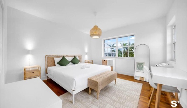 Spacious 1BD Beachside Apt - Free Parking