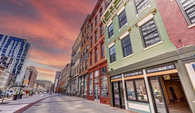 Spacious 2 bed 2 bath Downtown OTR condo minutes walk to the Reds Bengals stadium & more!