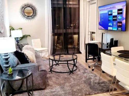 Spacious 2 bed 2 bath, Pool, Hottub, Wifi, 24 hr Fitness, Parking