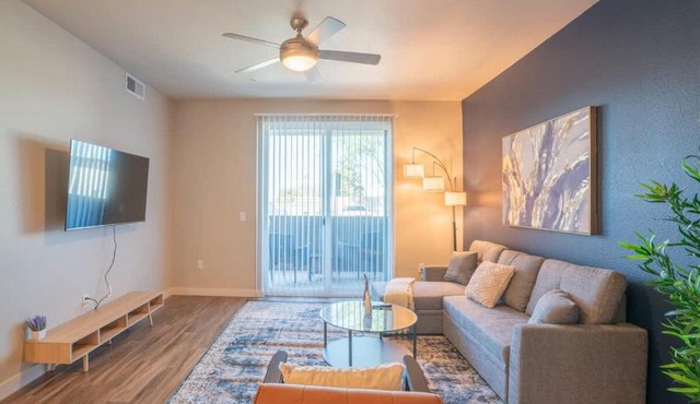 Spacious 2BD - Gym, Pool, Parking, W-D - Sleeps 8