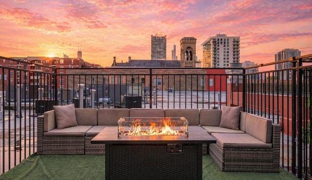 Spacious 2BR South Loop Suite with Skyline View, Optional Parking and Gym Access Close to McCormick Place, Grant Park, Museum Campus & CTA Lines