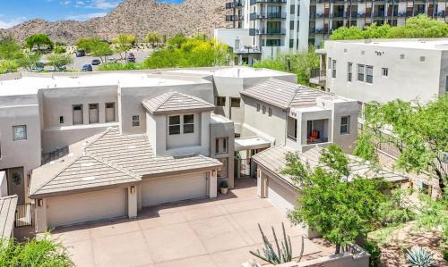 Spacious 3BR Villa w Mountain Views, Pool & Private Garage Near Scottsdale