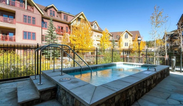 Spacious 4 Bedroom Vacation Rental, In Convenient Location, Offering Scenic Views, Pool, Hot Tub, Ski Rental And Storage
