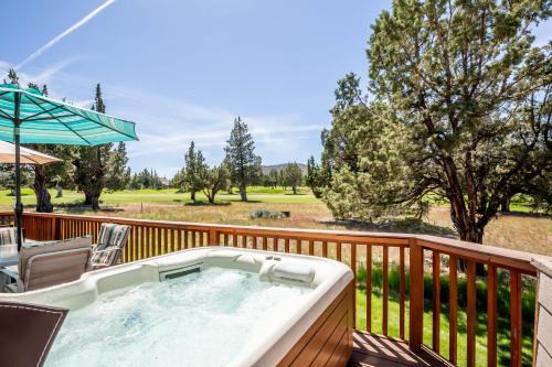 Spacious 4BR Private HOT TUB Eagle Crest Resort on Golf Course