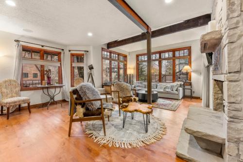 Spacious 5 Bed Retreat, Walk to Lifts and Main