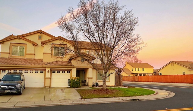 Spacious 5-bedroom 3-bath house in delightful Elk Grove