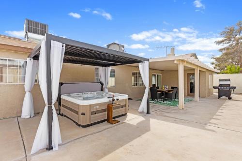 Spacious 7BR Vegas home with hot tub near Airport
