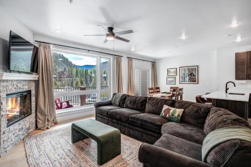 Spacious and Luxurious 2BR Condo - Kids Ski Free condo