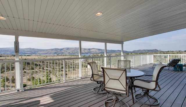 Spacious Canyon Ferry Lake House with Bar & Views!