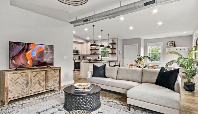 Spacious Downtown Apartment - Walk to Old Town FC!