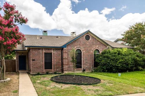 Spacious Duplex Near World Cup & DFW Airport