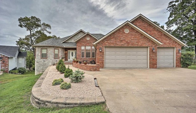 Spacious Eureka Springs Home with Lake Views!