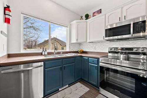 Spacious family fave w/fenced yard, games & BBQ!