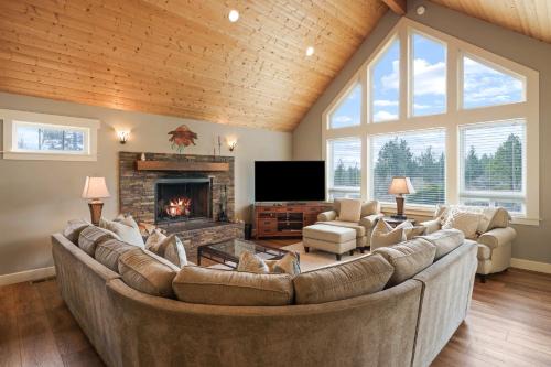 Spacious Five Peaks Home with Soaking Tub and BBQ