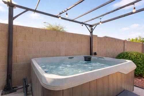 Spacious Glendale Home w/Hot Tub & RV Parking