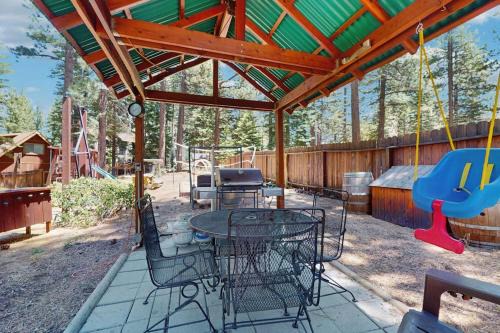 Spacious hideaway with private hot tub & huge yard - near the lake