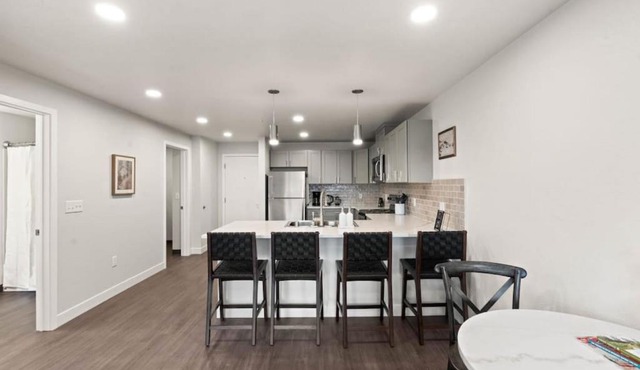Spacious, King Bed, w Pool Table & Brunch Below! 303