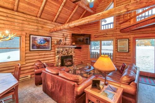 Spacious Log Cabin Retreat with Game Room & Hot Tub Near Island Park, Idaho